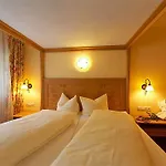 Alte Krone Hotel Mittelberg