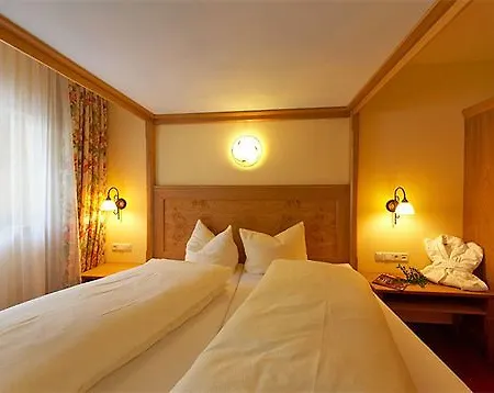 Alte Krone Otel Mittelberg